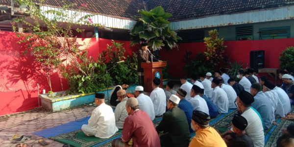 shalat idul fitri di perguruan muhammadiyah sugihwaras