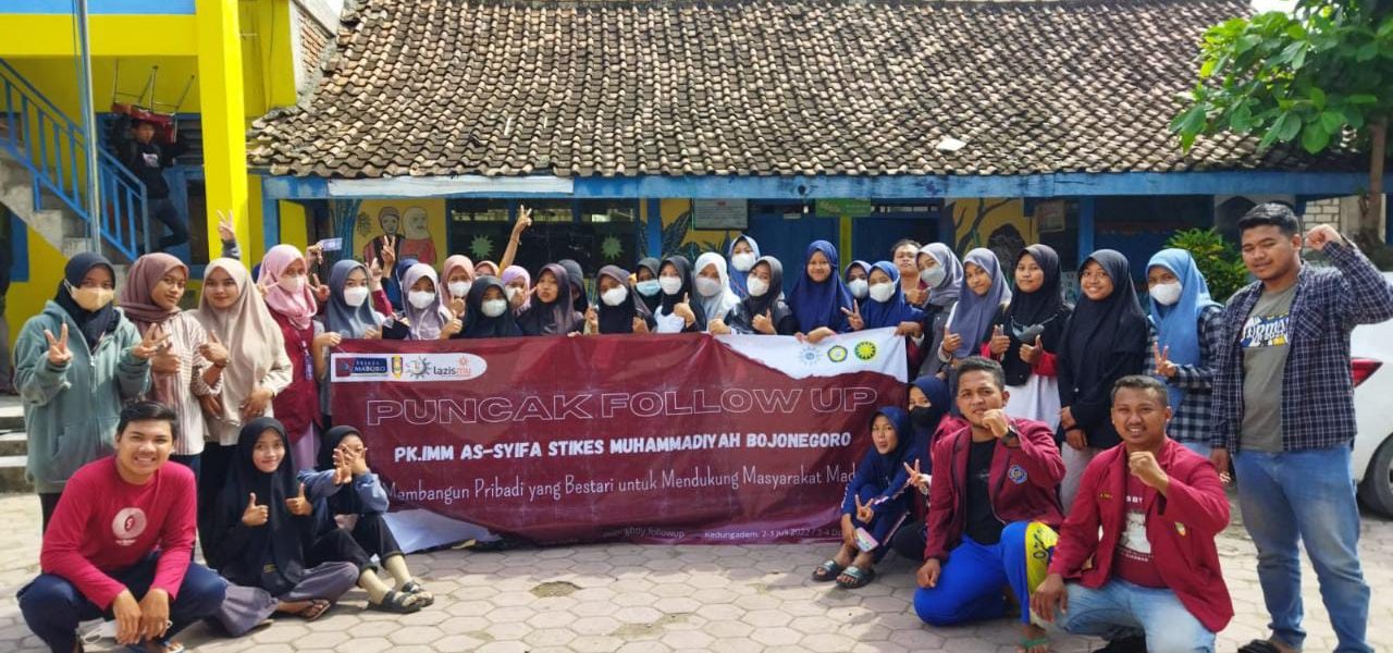Foto bersama dari para peserta puncak follow up kelompok 1 Pimpinan komisariat Ikatan Mahasiswa Muhammadiyah As-Syifa STIKES Muhammadiyah Bojonegoro.Ahad(3/7/2022)