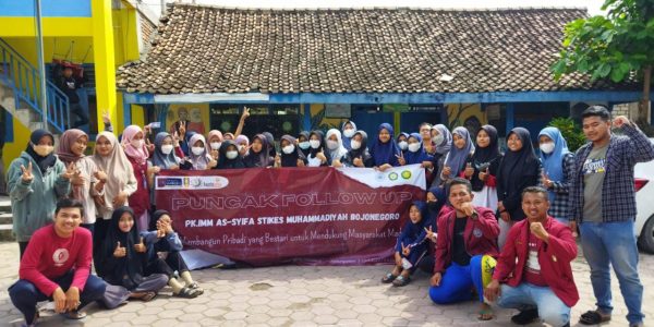 Foto bersama dari para peserta puncak follow up kelompok 1 Pimpinan komisariat Ikatan Mahasiswa Muhammadiyah As-Syifa STIKES Muhammadiyah Bojonegoro.Ahad(3/7/2022)